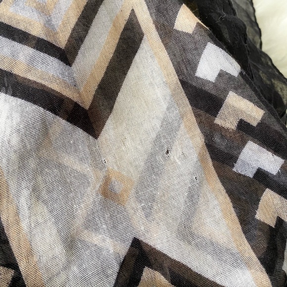 Loft Abstract Gauzy Scarf 🧣 Black and Peach - Picture 9 of 10